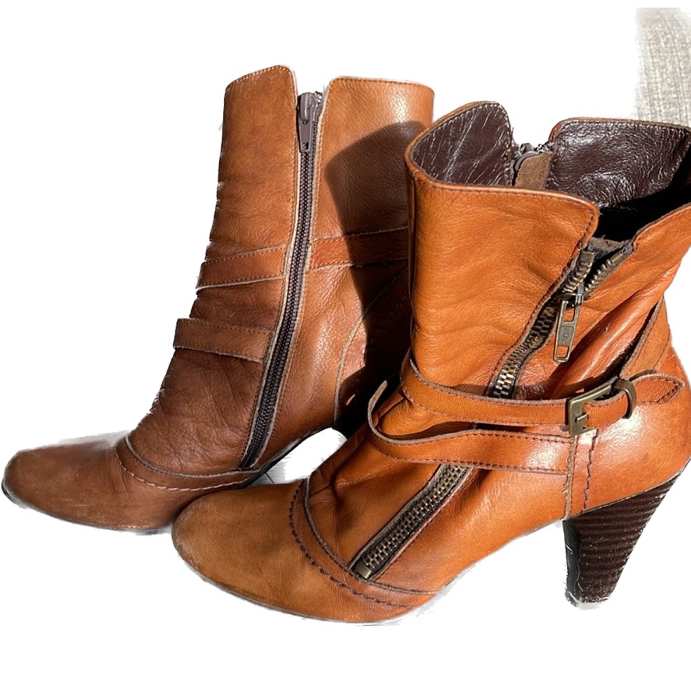 Browns  Brown Weathered look heeled boots with Suede lining . Made in Italy.